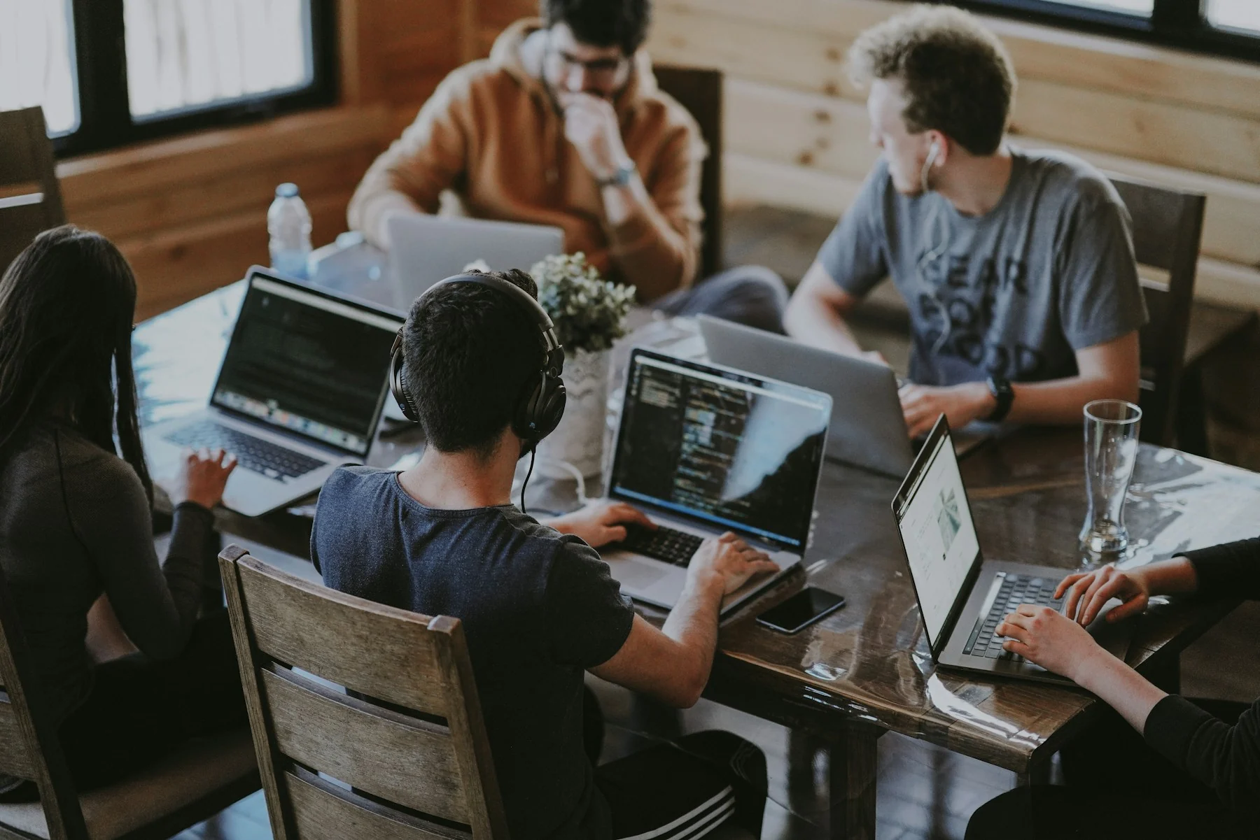 Equipo colaborando frente a un portátil durante el diseño y desarrollo de una página web